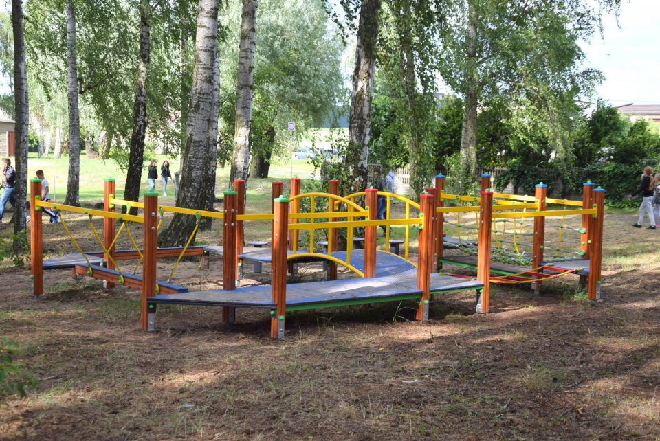 Leśny park zabaw ze ścieżką zdrowia z elementami edukacyjnymi w miejscowości Wtórek